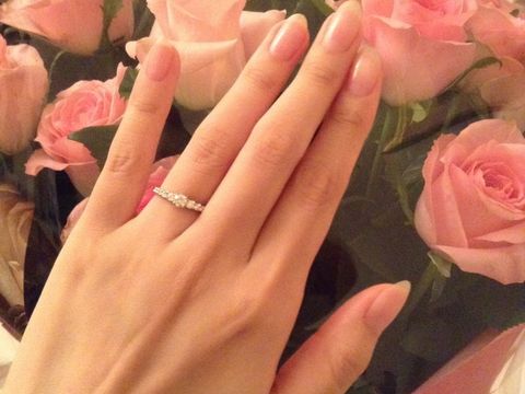 【ROYAL ASSCHER(ロイヤル・アッシャー)の口コミ】 デザインは一見王道ではありますが、他の指輪よりも煌びやかに輝き、手元…