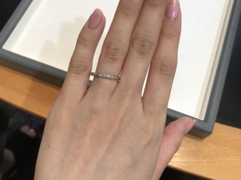【MIKIMOTO(ミキモト)の口コミ】 リングの真ん中にダイヤモンドが３つ付いているデザインです。初めて試着…