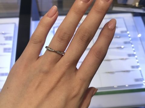 【シャネル(CHANEL)の口コミ】 リングの形がお花の形状になっているのが珍しくて気に入りました。太いリ…