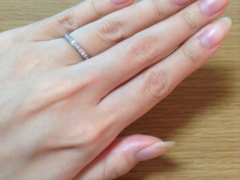 【ROYAL ASSCHER(ロイヤル・アッシャー)の口コミ】 婚約指輪との重ね付けをしたかったので、婚約指輪を決めてからこちらを決…