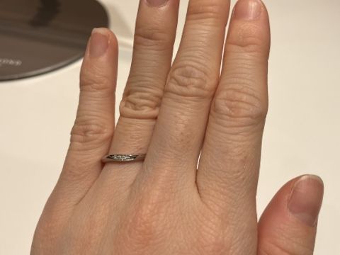 【ラザール ダイヤモンド(LAZARE DIAMOND)の口コミ】 緩やかなV字が美しい指輪で、3石付いていました。
ソリティアタイプのこち…