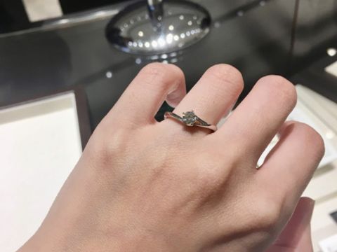 【俄(にわか)の口コミ】 ネットで見ていて指輪のネーミングがお洒落だと最初思いました。
今の旦那…