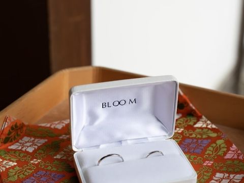 【BLOOM(ブルーム)の口コミ】 毎日付ける物なのでシンプルなデザインにしました。
婚約指輪は遠出して別…