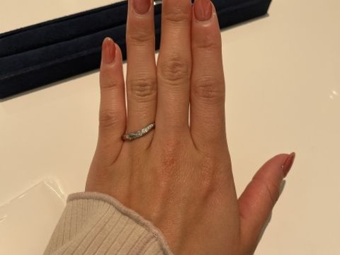 【4℃ BRIDAL(ヨンドシーブライダル)の口コミ】 ウェーブの形のリングを選びました。着け心地が良く、リングの存在感も感…