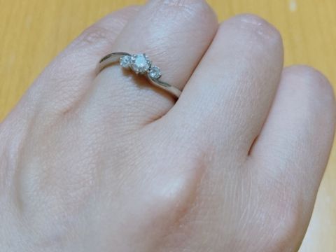 【ROYAL ASSCHER(ロイヤル・アッシャー)の口コミ】 ダイヤが3連でついているデザインが素敵だったのが、1番気に入った理由で…