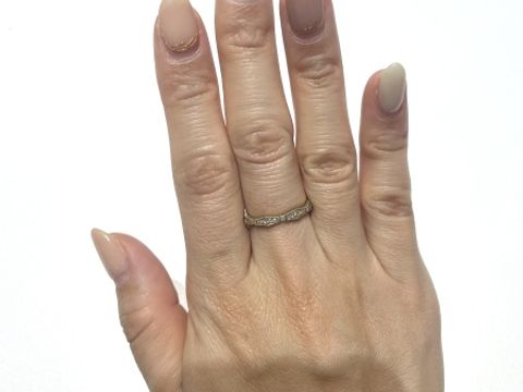 【BRILLIANCE+(ブリリアンスプラス)の口コミ】 かわいい個性的なブライダルリング。するりと指に通り、着け心地がによく…