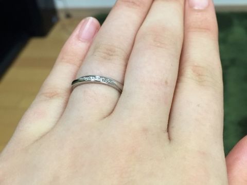 【銀座ダイヤモンドシライシの口コミ】 ストレートラインで、控えめにダイヤモンドが散りばめられているものを探…
