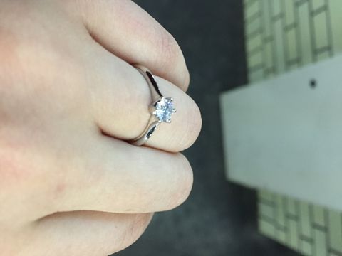 【4℃ BRIDAL(ヨンドシーブライダル)の口コミ】 旦那さん単独で購入しました。シンプルな一石タイプを探してくれたそうで…