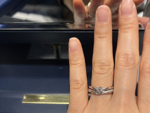 【銀座ダイヤモンドシライシの口コミ】 結婚指輪と婚約指輪のセットでつけた時の統一感とフィット感がとても良か…