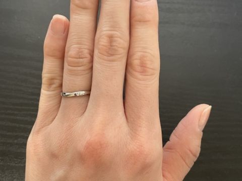 【銀座ダイヤモンドシライシの口コミ】 指輪の素材はプラチナでデザインはシンプルだけど、形状に少し動きがある…