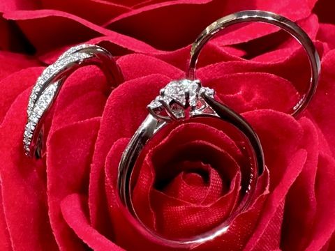 【ラザール ダイヤモンド(LAZARE DIAMOND)の口コミ】 側面デザインが気に入り購入しました。重ね付けも考慮して婚約・結婚指輪…