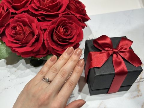 【ラザール ダイヤモンド(LAZARE DIAMOND)の口コミ】 細いリングにダイヤモンドがちょこんと乗っているデザインがいいなと思っ…