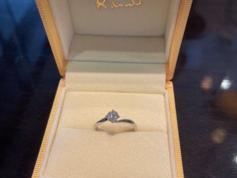 【ケイウノ ブライダル(K.UNO BRIDAL)の口コミ】 婚約指輪はダイヤモンドを主役にしたかったため、シンプルなデザインのリ…