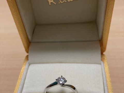 【ケイウノ ブライダル(K.UNO BRIDAL)の口コミ】 シンプルでダイヤモンドの輝きが際立つデザインが気に入っています。指輪…