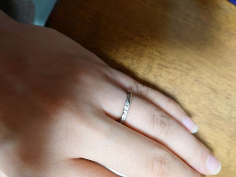【銀座ダイヤモンドシライシの口コミ】 自分の手の形と相性のいいリングを出してもらい、
その中から選びました、…