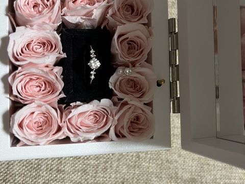 【アイプリモ(I-PRIMO)の口コミ】 指輪のデザインは普段使いにもできるようなもので、横に付いているピンク…