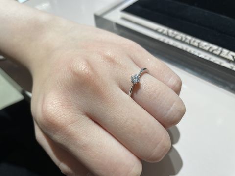 【TRECENTI(トレセンテ)の口コミ】 デザインはシンプルで、着けた際に指輪の内側の角が当たらないように丸く…