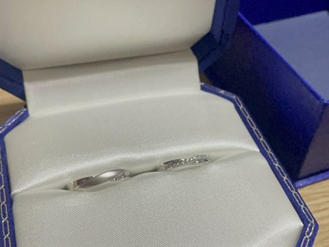 【ヴァンドーム青山(VENDOME AOYAMA)の口コミ】 新郎側はマット加工が一部されているもの、新婦側はハーフエタニティのよ…