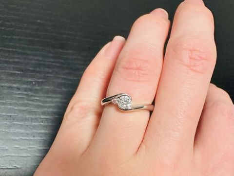 【ケイウノ ブライダル(K.UNO BRIDAL)の口コミ】 婚約指輪用のダイヤモンドは自身で購入し、オーダーメイドで作れる店を宝…