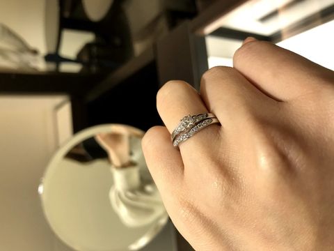 【俄(にわか)の口コミ】 女性らしい曲線の指輪が多く、指を綺麗に見せてくれる指輪でした。婚約指…