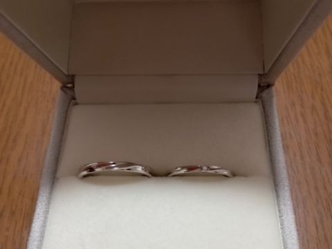 【Toi-lueur(トワル)の口コミ】 指輪の中央に斜めに斜線が入っており、光がキレイに反射します。どんな指…