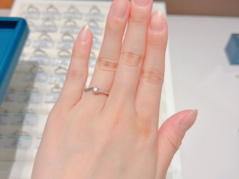 【銀座ダイヤモンドシライシの口コミ】 【デザインとコストパフォーマンスの良さ】
デザインはウェーブで、側面も…