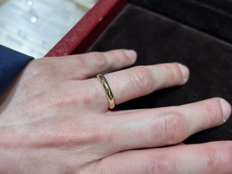 【カルティエ(Cartier)の口コミ】 結婚指輪はゴールドを付けたいなと何となく思い、カルティエのシンプルな…