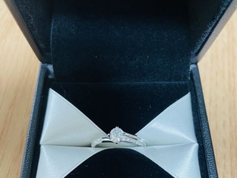 【エクセルコダイヤモンド(EXELCO DIAMOND)の口コミ】 色々なお店を回りましたが、ダイヤモンドの輝きがピカイチで綺麗でした。
…