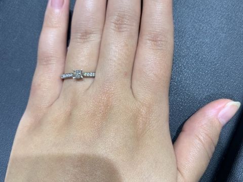 【ラザール ダイヤモンド(LAZARE DIAMOND)の口コミ】 ハーフエタニティの婚約指輪がいいと思って探しました。ダイアモンドの輝…