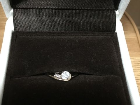 【アイプリモ(I-PRIMO)の口コミ】 たくさんの指輪を試着させて頂きましたが、ストレートのタイプよりもカー…