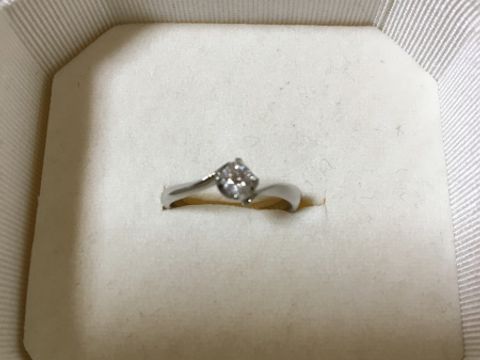 【4℃ BRIDAL(ヨンドシーブライダル)の口コミ】 右も左も分からずお店に入るのも緊張しながらだった指輪の購入。定員さん…