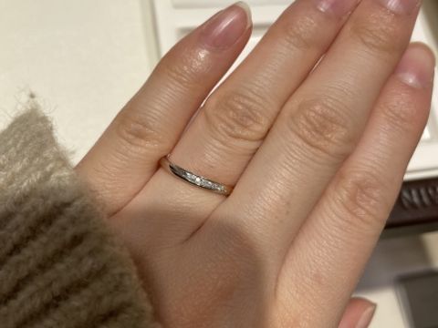【銀座ダイヤモンドシライシの口コミ】 自分の指に似合っていて、指が細く見えそうな指輪でした。シンプルにする…