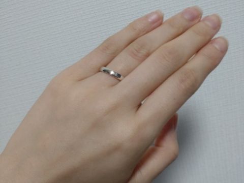 【TANZO.(鍛造指輪)の口コミ】 サイズは9.5号です。0.5刻みで選べるのが良かったです。
内甲丸でとても自…