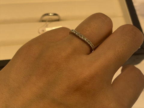 【MIKIMOTO(ミキモト)の口コミ】 V字のハーフエタニティを探していることを伝えたところ、緩やかなカーブを…