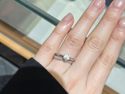 【銀座ダイヤモンドシライシの口コミ】 サプライズでもらった他ブランドの婚約指輪と重ね付けできるものを選びた…