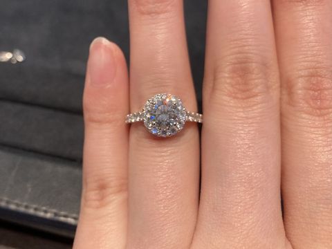 【グラフ(GRAFF)の口コミ】 1ctの取り巻きリングなので、しっかりボリュームがあります。華やかな印象…