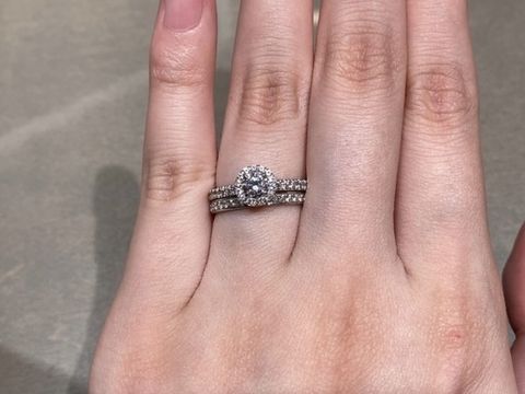 【アイプリモ(I-PRIMO)の口コミ】 婚約指輪のラインナップの中では、取り巻きリングはボリュームがあって良…