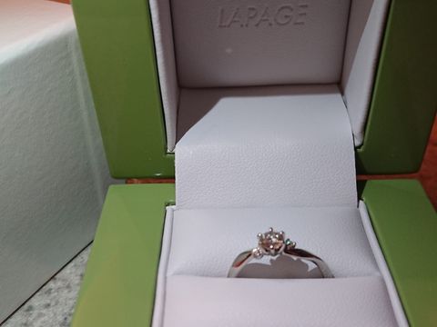 【LAPAGE(ラパージュ)の口コミ】 リングにねじりが入っていて、メインのダイヤモンドの両サイドに小さなダ…