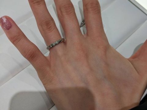 【シャネル(CHANEL)の口コミ】 ぱっと見てCHANELとわかるデザインが魅力的です。リング自体に模様がつい…