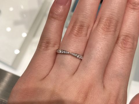 【ティファニー(Tiffany & Co.)の口コミ】 ハーフエタニティリングを探していましたが、中央が絞られたリボンのよう…