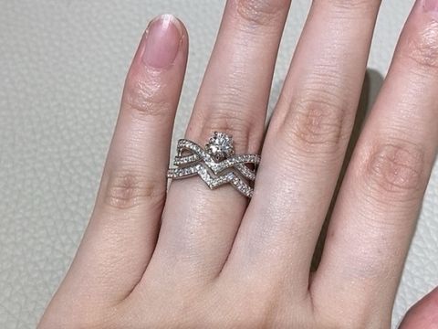 【ショーメ(CHAUMET)の口コミ】 他ではあまり見られないデザインです。
婚約指輪と結婚指輪をそれぞれ着け…