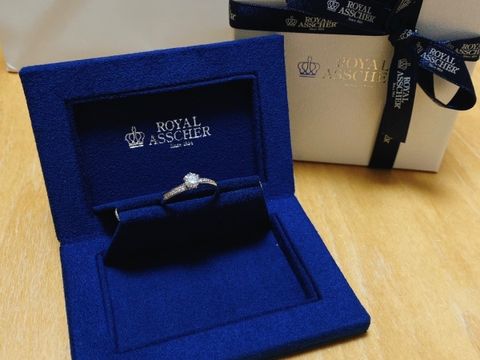 【ROYAL ASSCHER(ロイヤル・アッシャー)の口コミ】 シンプルな中にも、少しウェーブがかかりデザイン製もあるものを選びまし…