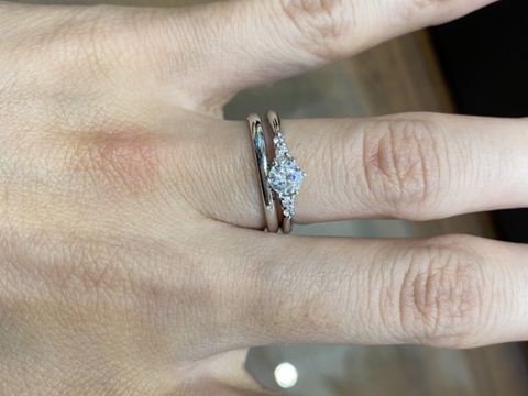 【銀座ダイヤモンドシライシの口コミ】 V字の結婚指輪とストレートの婚約指輪・結婚指輪の試着をしました。ストレ…