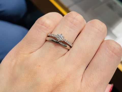 【銀座ダイヤモンドシライシの口コミ】 シンプルなものからエレガントなものまでたくさんの種類があってとても迷…