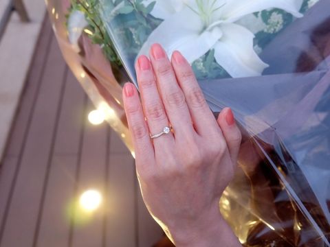 【4℃ BRIDAL(ヨンドシーブライダル)の口コミ】 彼女の指が細くて小さかったので、リングはウェーブのある細いデザインを…