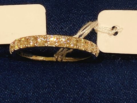 【4℃ BRIDAL(ヨンドシーブライダル)の口コミ】 シンプルなハーフエタニティのリングで、重ね付けもとてもしやすそうでし…