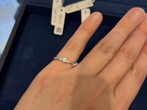 【4℃ BRIDAL(ヨンドシーブライダル)の口コミ】 真ん中のダイヤの両サイドにもダイヤが1粒ずつあり、キラキラしてかわいい…