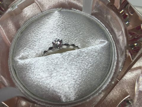 【JEWELRY  KAMATA(ジュエリーかまた)の口コミ】 彼が当店でダイヤモンドだけを選んでくれ、ダイヤモンドプロポーズをして…