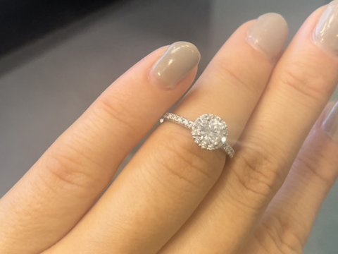 【Kensington Diamonds(ケンジントンダイヤモンズ)の口コミ】 ヘイローデザインが売れ筋のようです。
照明の力もあると思いますが、動画…