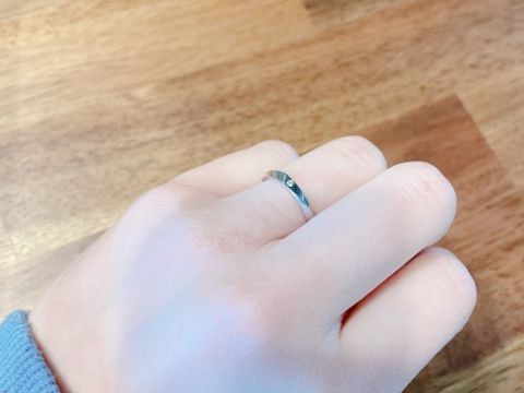 【ラザール ダイヤモンド(LAZARE DIAMOND)の口コミ】 シンプルなデザインにみえますが、中央にはにこだわりぬいたダイヤモンド…